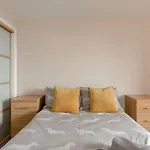 Modern Riverfront Apt. 10 Mins From Hydro/Secc