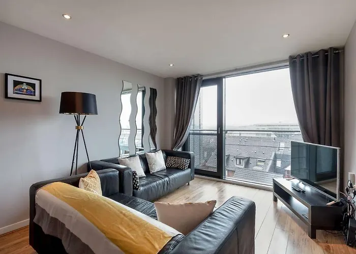 Modern Riverfront Apt. 10 Mins From Hydro/Secc